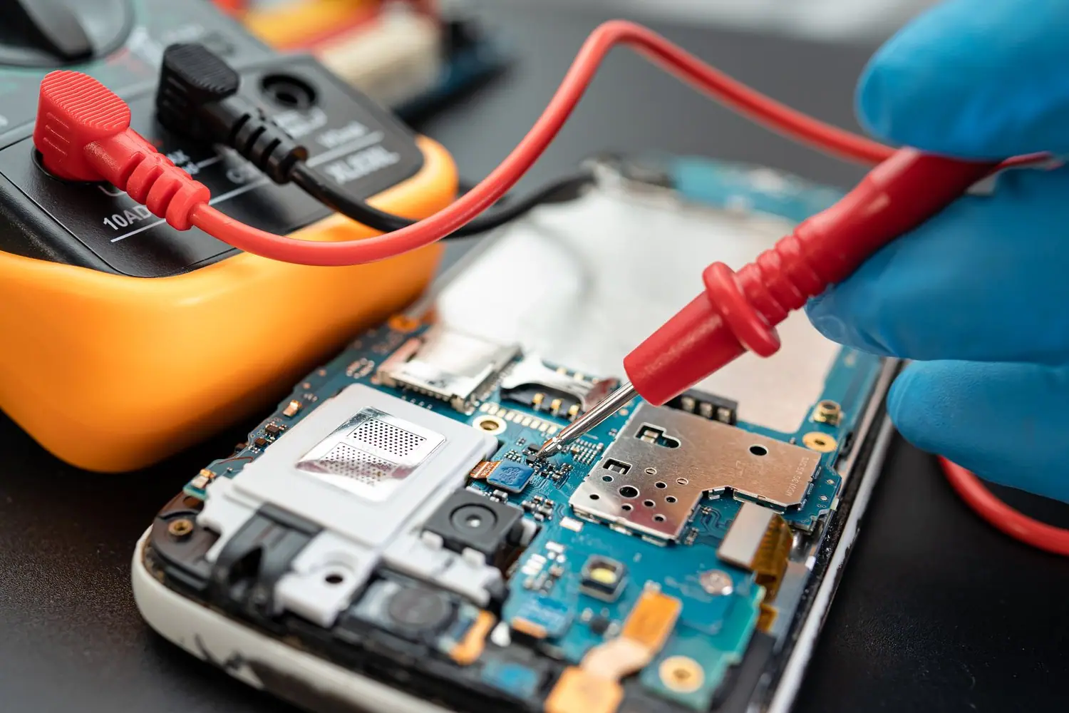 Jak bezpiecznie wymienić złącze USB w smartfonie