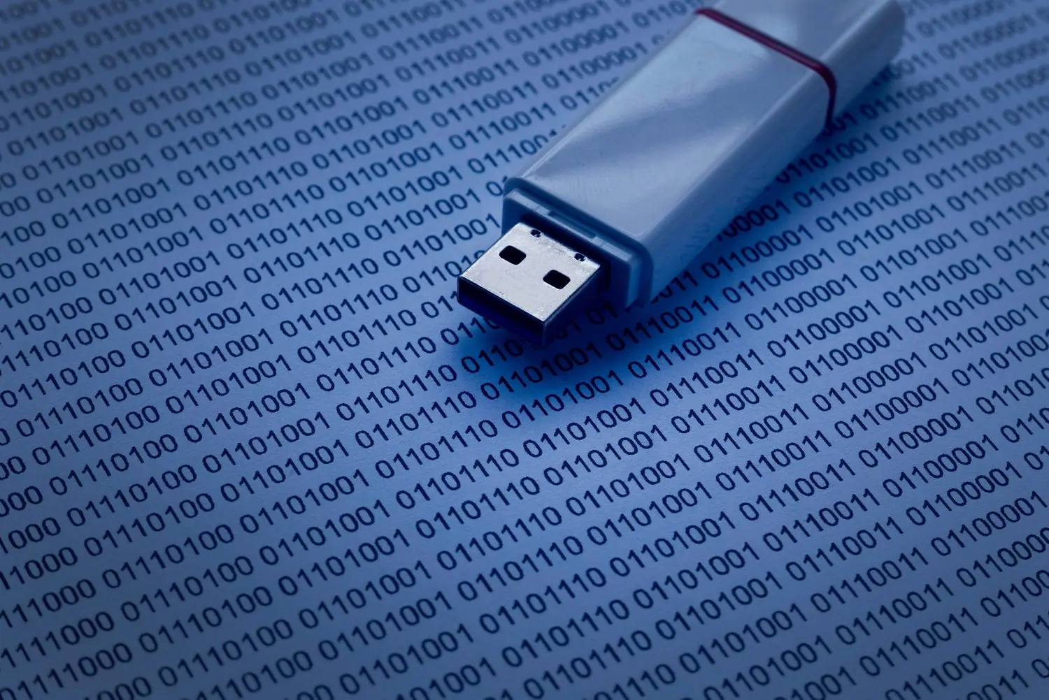 Dlaczego nie należy korzystać z publicznych ładowarek USB - zagrożenia juice jacking