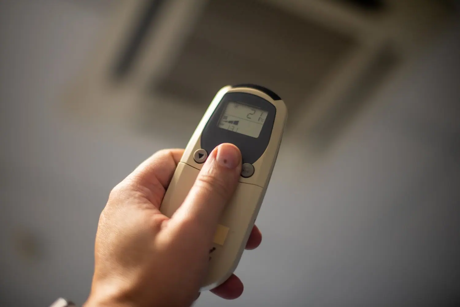 Jak naprawić niedziałający pilot do klimatyzatora - diagnostyka i wymiana baterii